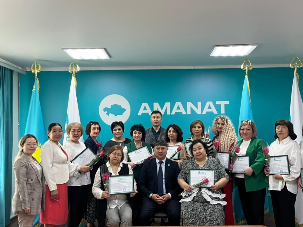 «Аманат» партиясының өкілі, аудандық мәслихаттың төрағасы Жанат Елеусізов Қызылжар ауданының мәдениет және өнер қызметкерлерін кәсіби мерекелерімен құттықтады
